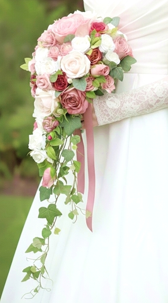 大輪の薔薇&グリーンの実のキャスケードブーケ