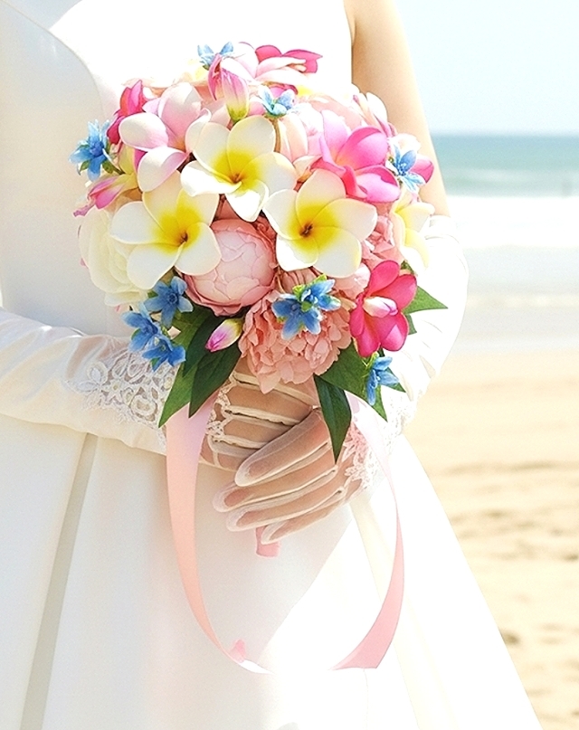 ホワイト・濃淡ピンクのプルメリア&芍薬＆薔薇のキュートなラウンドブーケ