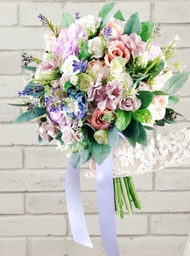 トルコキキョウ&薔薇のナチュラルフェミニンなクラッチブーケ