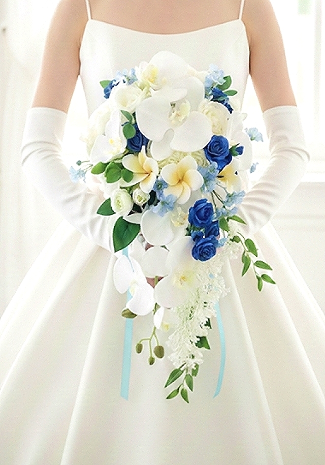 胡蝶蘭＆プルメリアのボリューミィなセミロングキャスケードブーケ　ウエディングブーケ（造花）