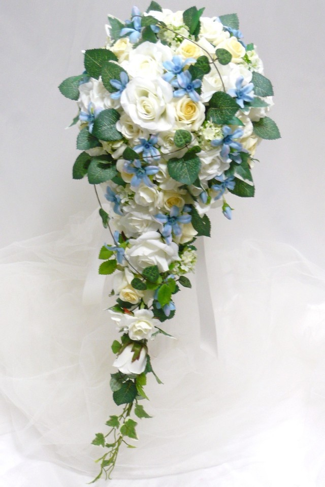 bca0020 白・オフホワイトの薔薇＆ブルースターのロングキャスケードブーケ - 結婚式 ブーケ・ウエディングブーケ・ブライダルブーケ・アートフラワー ブーケ（造花）は、アトリエミント（大阪）