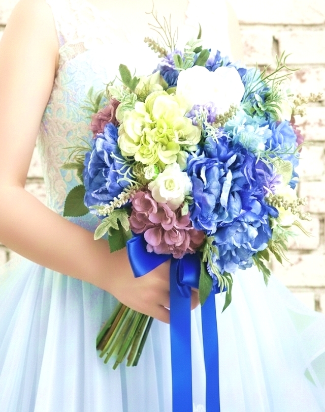 青い芍薬＆パープルグラデーションのクラッチブーケ