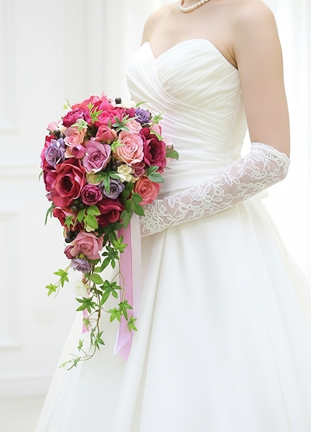 キャスケードブーケ　ウェディングブーケ　シルクフラワーブーケ　造花ブーケ　アートフラワーブーケ　結婚式ブーケ