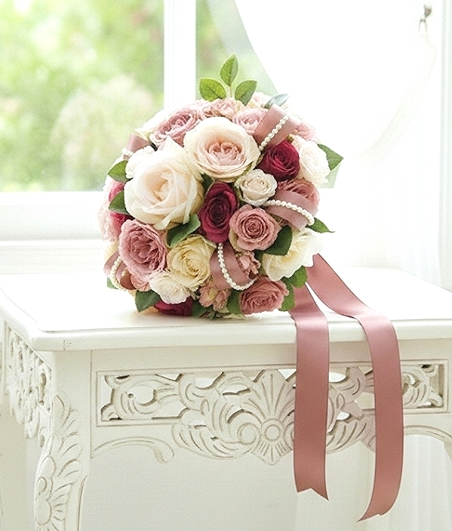 ピンクグラデーションの薔薇＆リボン・パール使いのフェミニンなラウンドブーケ