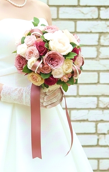 ピンクグラデーションの薔薇＆リボン・パール使いのフェミニンなラウンドブーケ