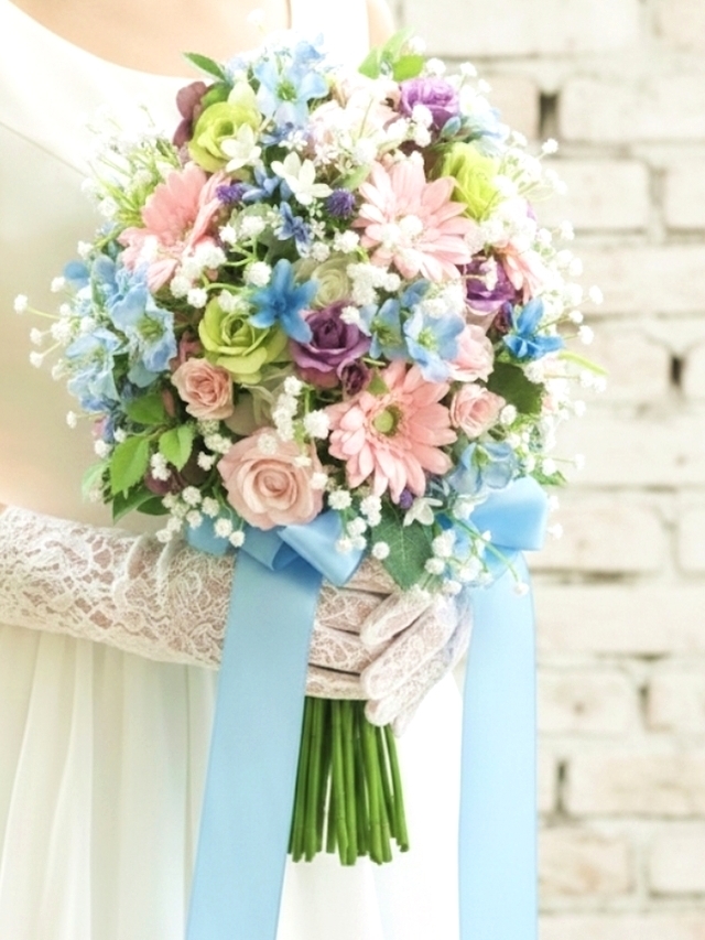 ピンクのガーベラ・大人カラフルなクラッチブーケ