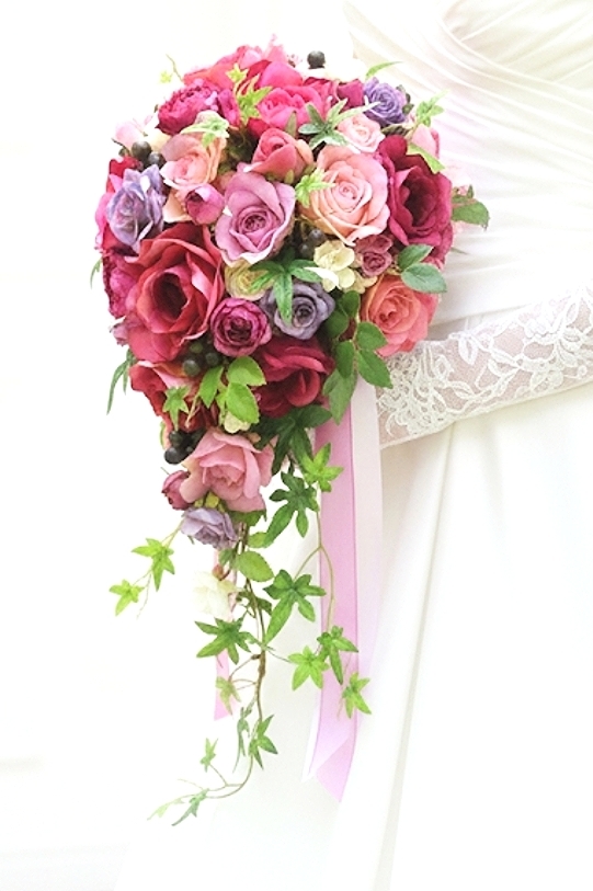 ローズピンク＆パープルの薔薇のナチュラルなショートキャスケードブーケ