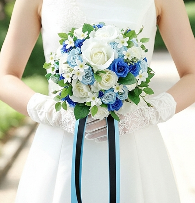 白薔薇＆＆ロイヤルブルー＆ライトブルーのミニ薔薇の気品あるラウンドブーケ