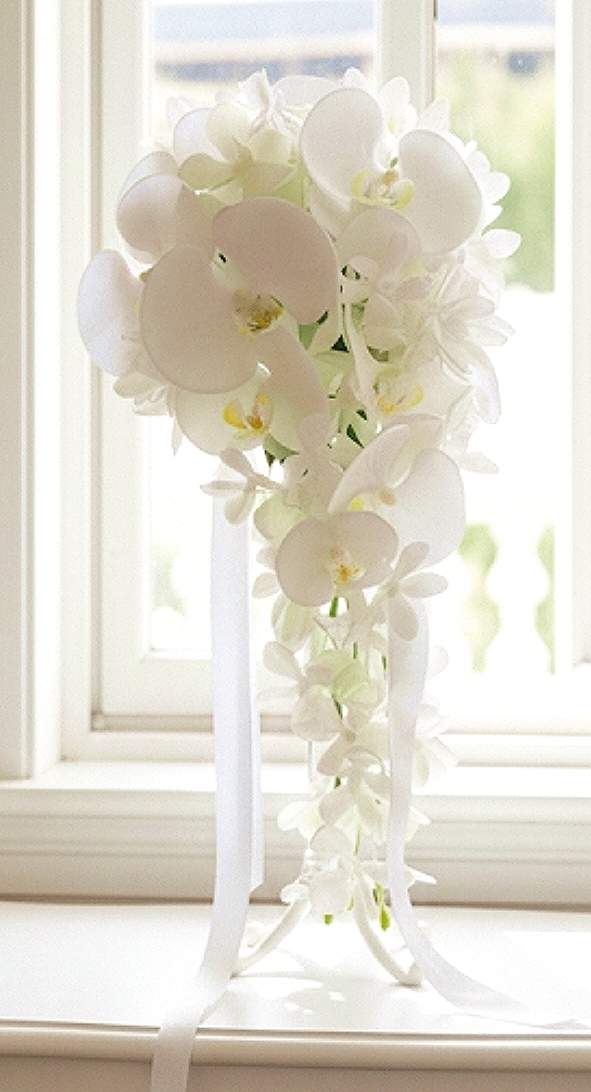 胡蝶蘭＆蘭のホワイトブーケ（セミロング丈）