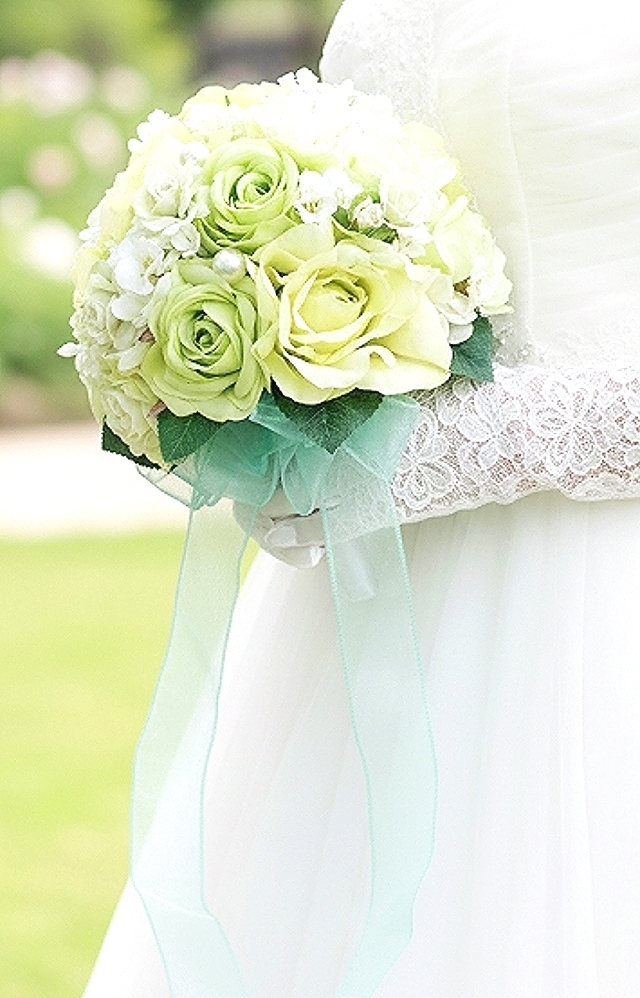 ライトグリーン＆ホワイトの爽やかなドームスタイルブーケ