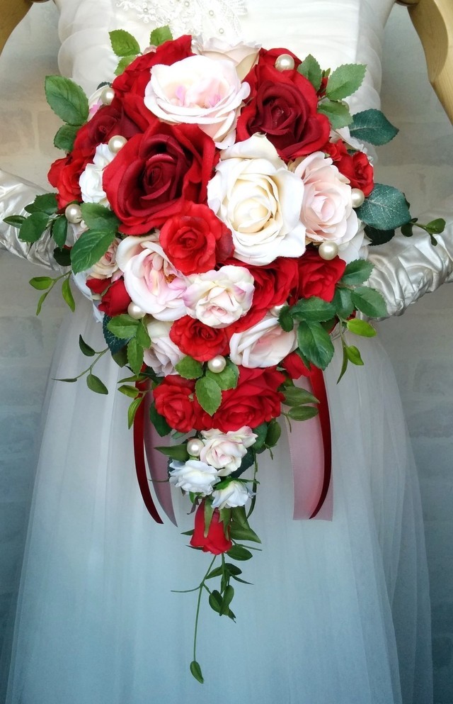 赤薔薇＆ペールピンク＆オフホワイトの薔薇のショートキャスケードブーケ
