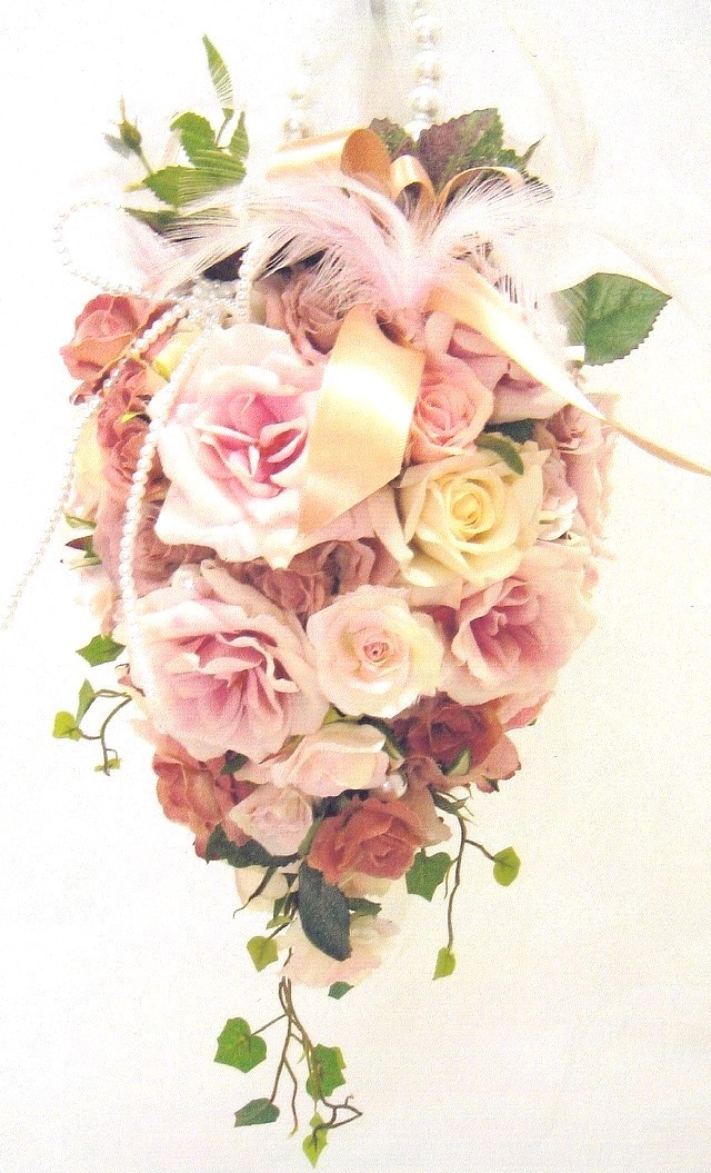 ピンク＆ベージュ&オフホワイトの薔薇、ミニバラの葡萄の形のハンドバッグブーケ