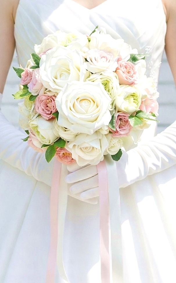 ホワイト＆ソフトピンクの薔薇＆チューリップのふんわりラウンドブーケ