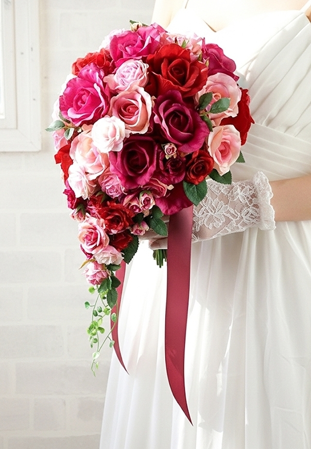 華やかローズカラーのショートキャスケードブーケ｜造花ウエディングブーケ