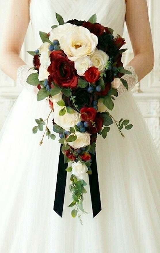 大輪のクリームホワイト＆深紅・ボルドーの薔薇＆ブルーベリーのエレガントなロングキャスケードブーケ