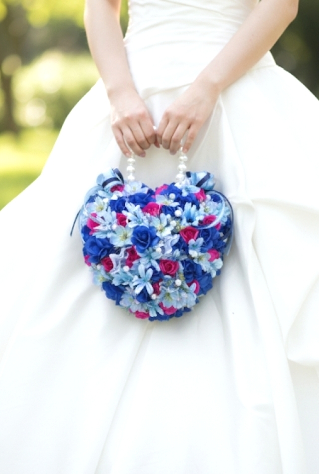 ローズピンクアクセントのブルー系グラデーションのハートのバッグブーケ