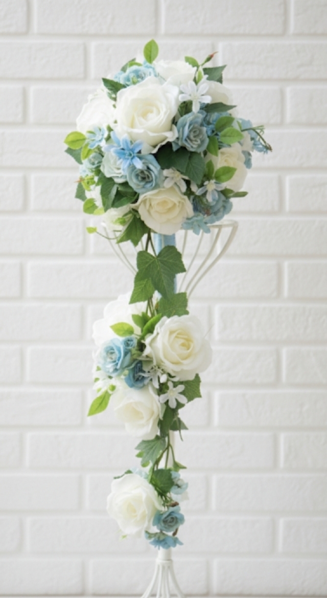 白いカラー＆大輪の薔薇のナチュラルラインブーケ