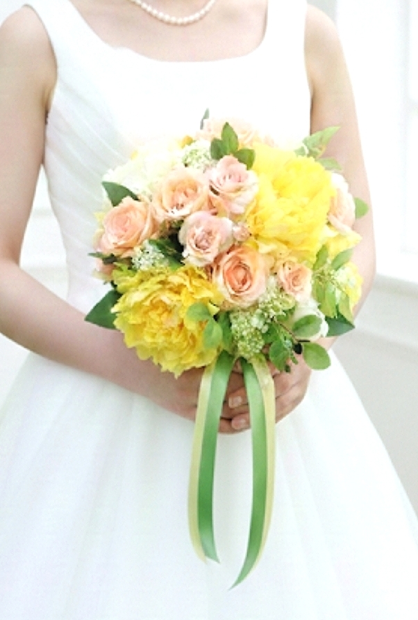 イエローの芍薬＆ソフトオレンジの薔薇の優しいラウンドブーケ