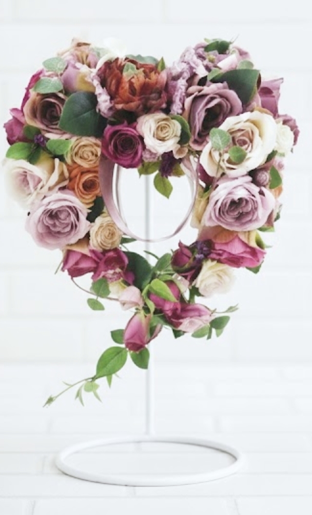 ピンクグラデーションのラグジュアリーなハートのリースブ―ケ