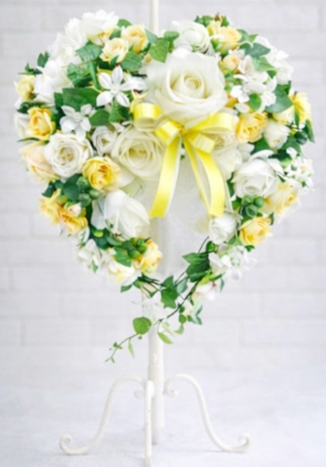 ホワイト＆ソフトイエロー・オレンジのフレッシュなハートのリースブ―ケ