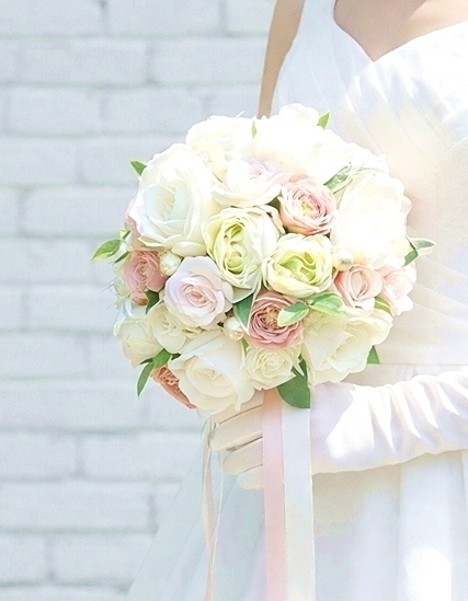 ホワイト＆ソフトピンクの薔薇＆チューリップのふんわりラウンドブーケ