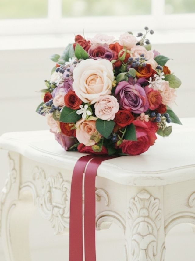 ピンクグラデーション＆パープルの薔薇＆実の物のエレガントなラウンドブーケ