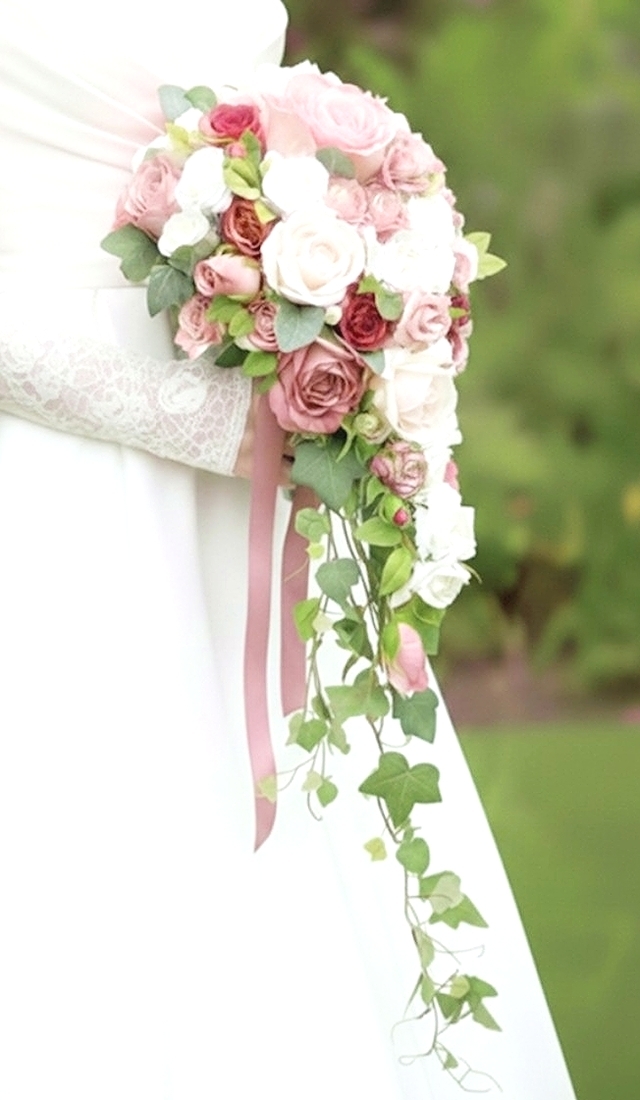 大輪の薔薇&グリーンの実のキャスケードブーケ