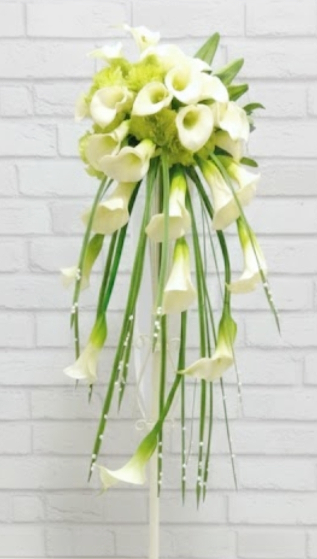 カラー＆グリーンのシャワーブーケ