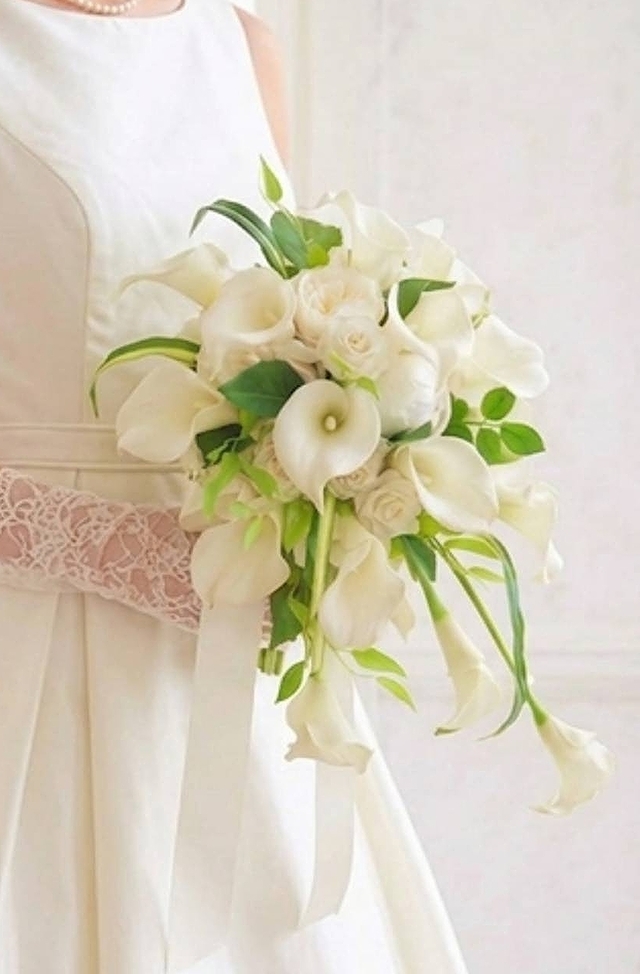 キャスケードブーケ｜カラー×ピオニー｜白系｜造花　ウェディングブーケ（アーティフィシャルフラワー）