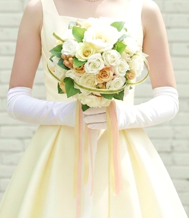 オフホワイト＆イエロー＆オレンジの薔薇・実の物の優しいラウンドブーケ