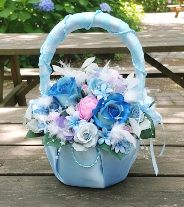 青＆パープルグラデーションのサテン地のふっくらバスケットブーケ