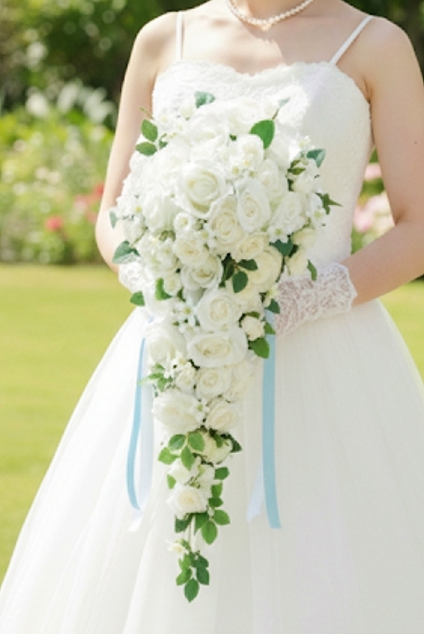 ホワイト系薔薇＆ホワイトスターのノーブルなロングキャスケードブーケ