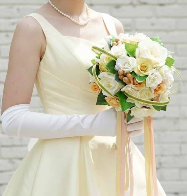 オフホワイト＆イエロー＆オレンジの薔薇・実の物の優しいラウンドブーケ