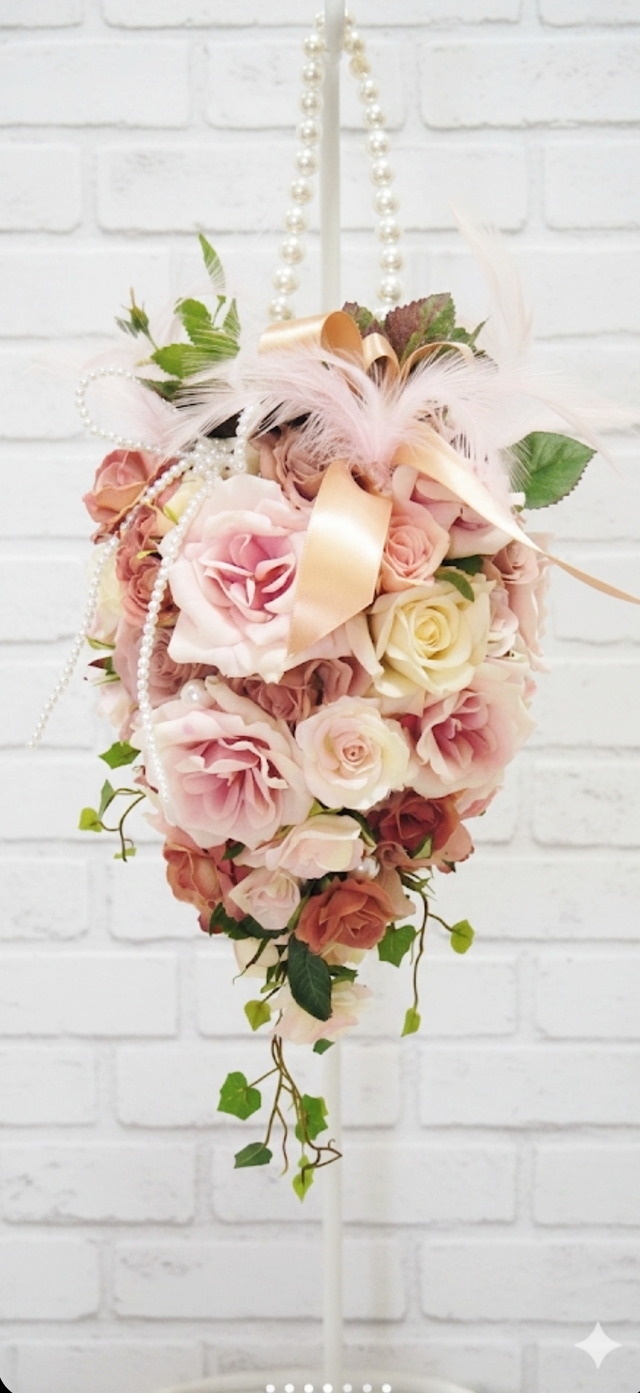 ピンク＆ベージュ&オフホワイトの薔薇、ミニバラの葡萄の形のハンドバッグブーケ