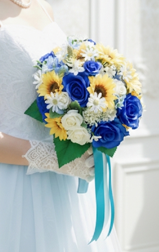 ひまわり＆マーガレット＆ロイヤルブルーのミニバラ の爽やかラウンドブーケ