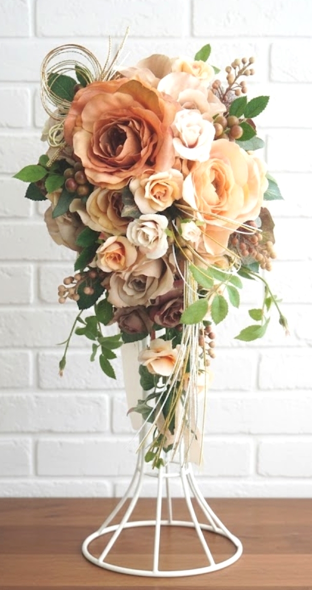 ベージュ＆ソフトオレンジ色の大輪の薔薇のシックな和装ブーケ（ショートキャスケードタイプ）