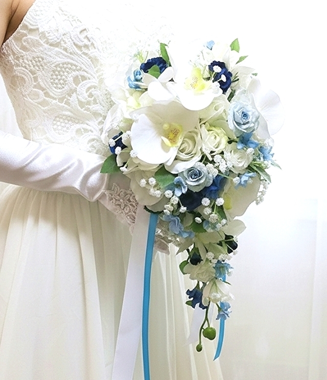  胡蝶蘭＆蘭とブルー小花のショートキャスケードブーケ｜造花ウエディングブーケ