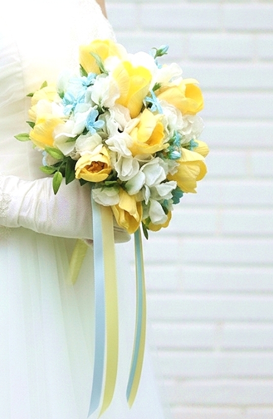 イエローチューリップ＆スィートピー＆ブルースターのナチュラルなラウンドブーケ