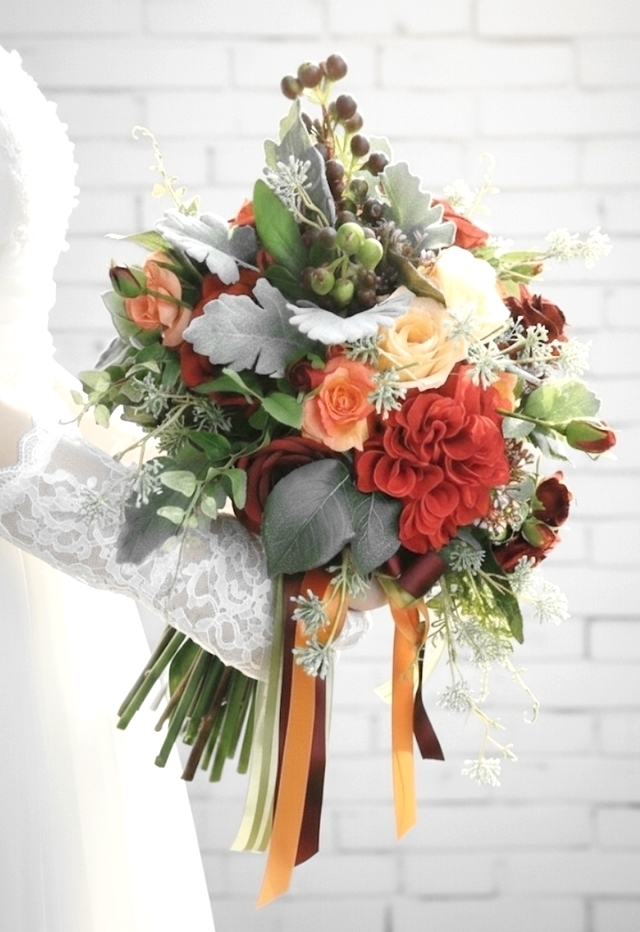 赤のグラデーション＆オレンジの薔薇＆ダリアのエレガントなクラッチブーケ