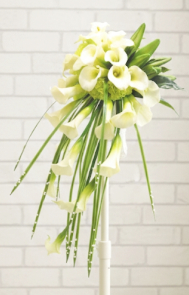 カラー＆グリーンのシャワーブーケ