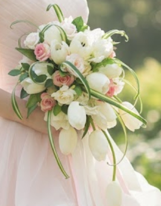 白いチューリップ&ピンクのミニ薔薇のフリースタイルブーケ