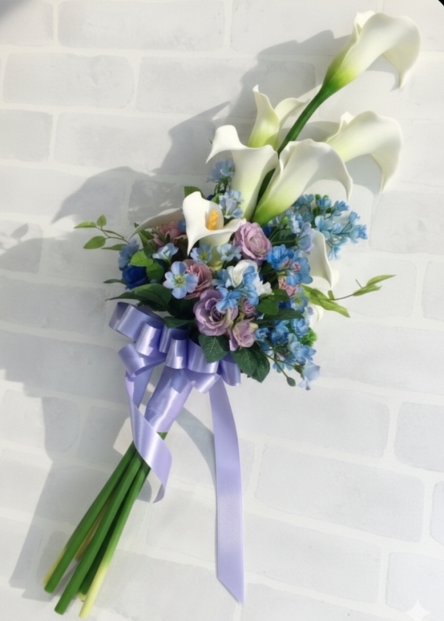 白いカラー＆パープルの薔薇・ブルー系小花のエレガントなアームブーケ