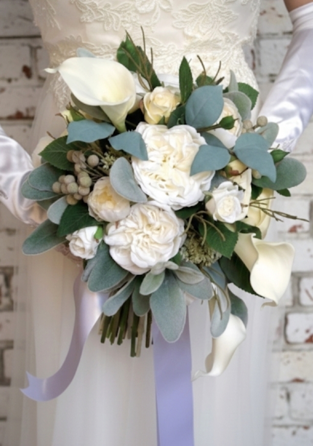 カラー＆ガーデンローズ＆シルバーグレーの葉のクラッシックエレガントなクラッチブーケ