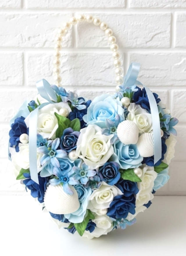 シェル付き、ブルー系＆ホワイトのハートのバッグブーケ