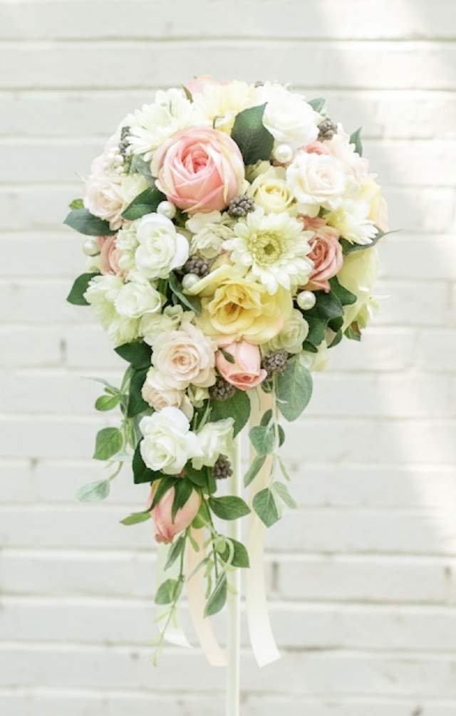 キャスケードブーケ　薔薇とガーベラのウエディングブーケ（造花）