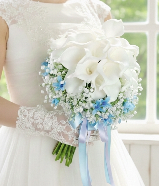 ミニカラー＆ブルースター＆カスミ草の可憐なクラッチブーケ