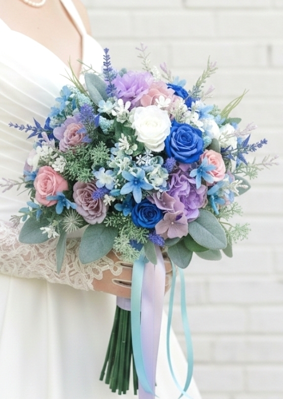 青いミニバラ&トルコキキョウのエレガントなクラッチブーケ