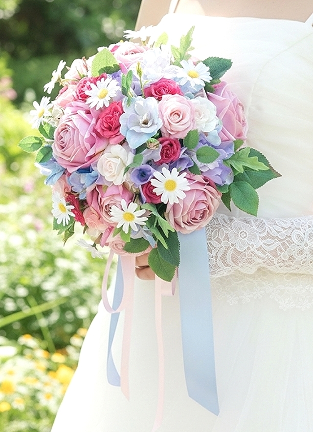 ラベンダーピンクの薔薇＆マーガレットのエレガントなラウンドブーケ