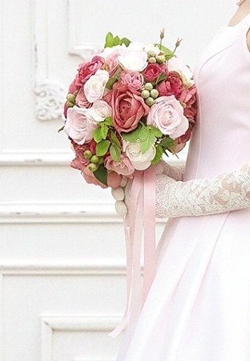 ビビットピンク＆ソフトピンク＆実の物のキュートなラウンドブーケ