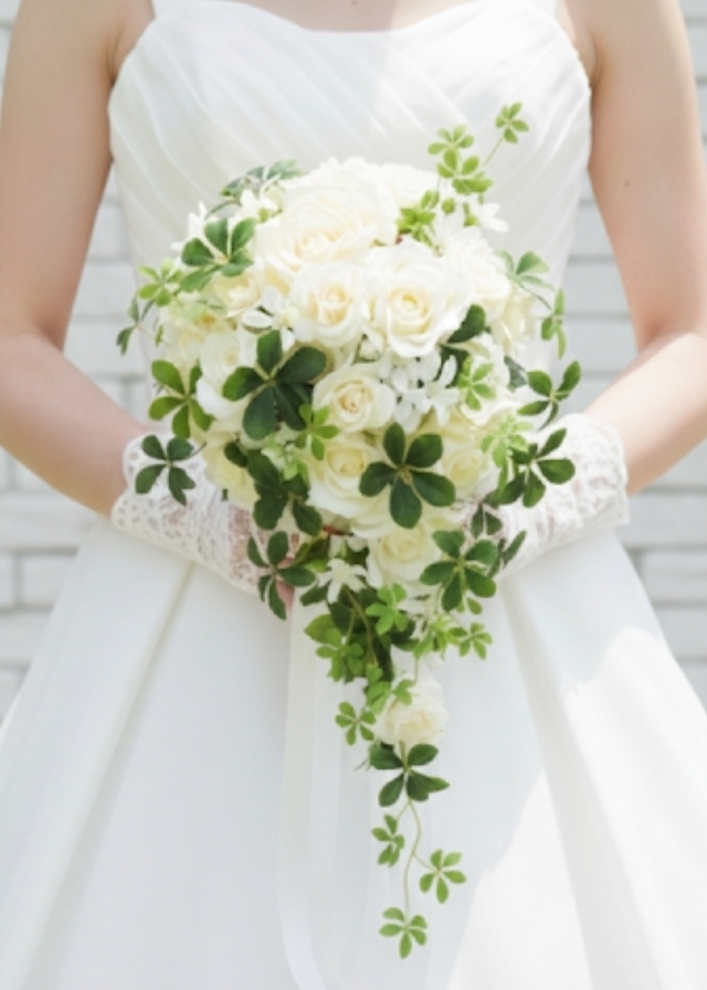 オフホワイトの薔薇＆ホワイトスター＆シュガーバインのショートキャスケードブーケ